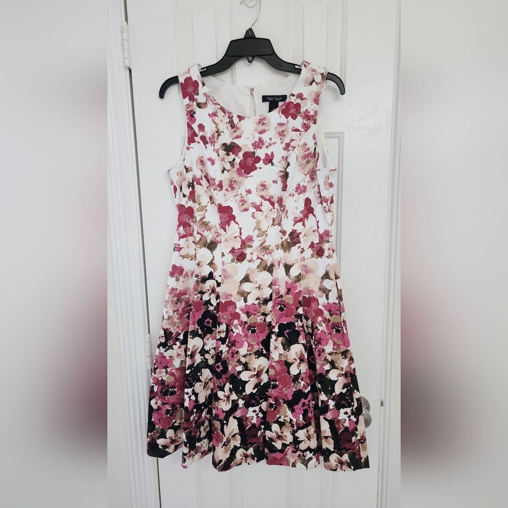 White House Black Market Floral Sleeveless Dress, lined & with pockets!